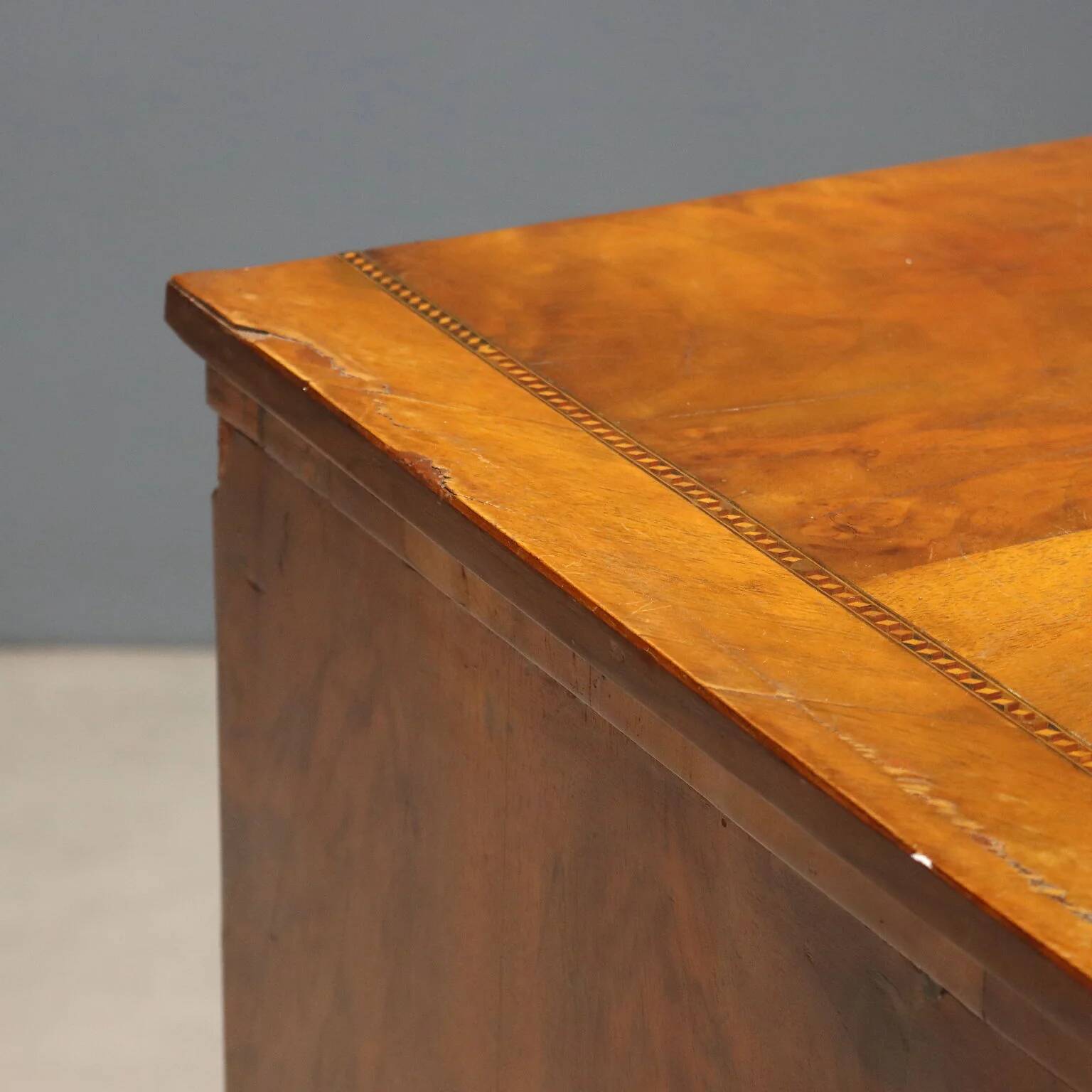 Walnut commode with central marquetry - Early 20th century