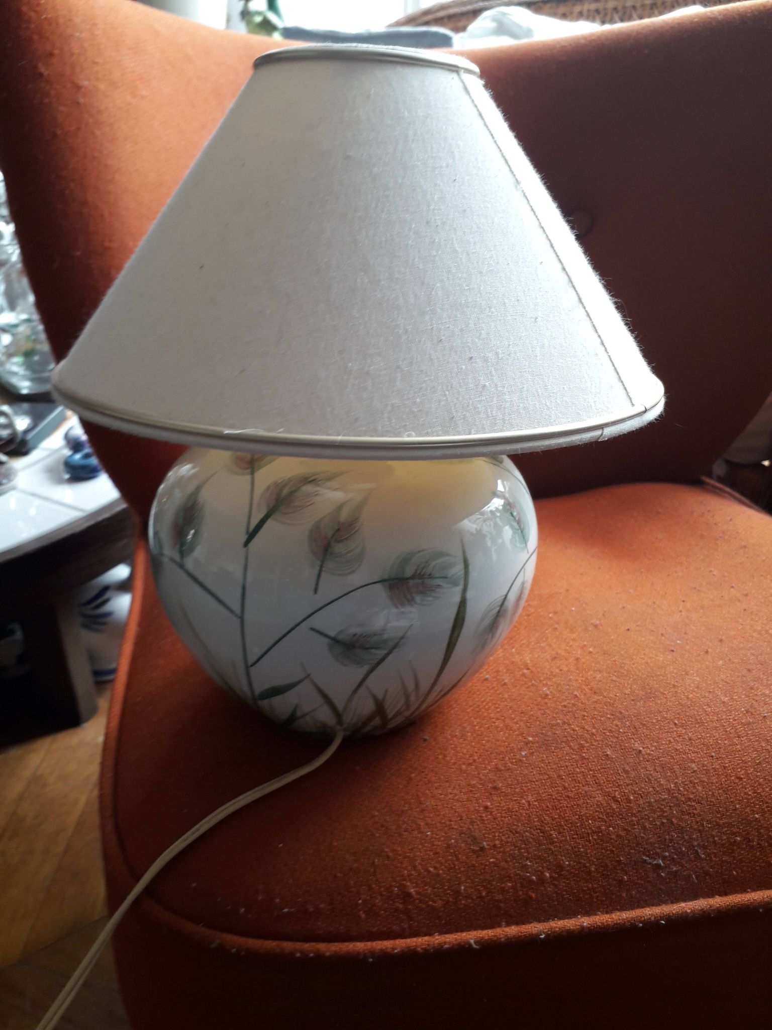 Lampe ancienne en céramique avec un décor floral