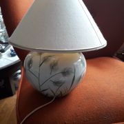 Lampe ancienne en céramique avec un décor floral