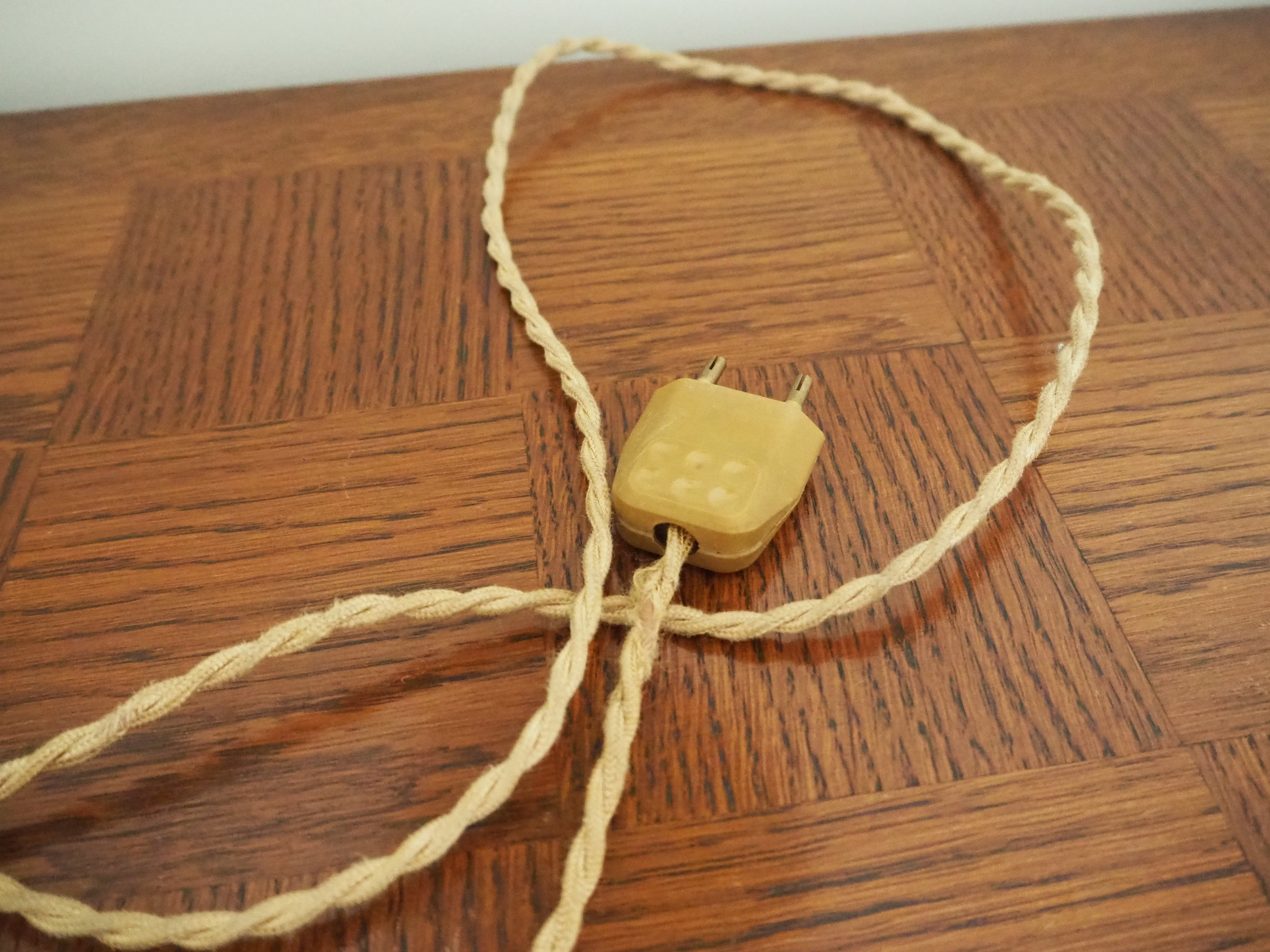 Desk lamp in brass with a swan neck and green opaline glass.