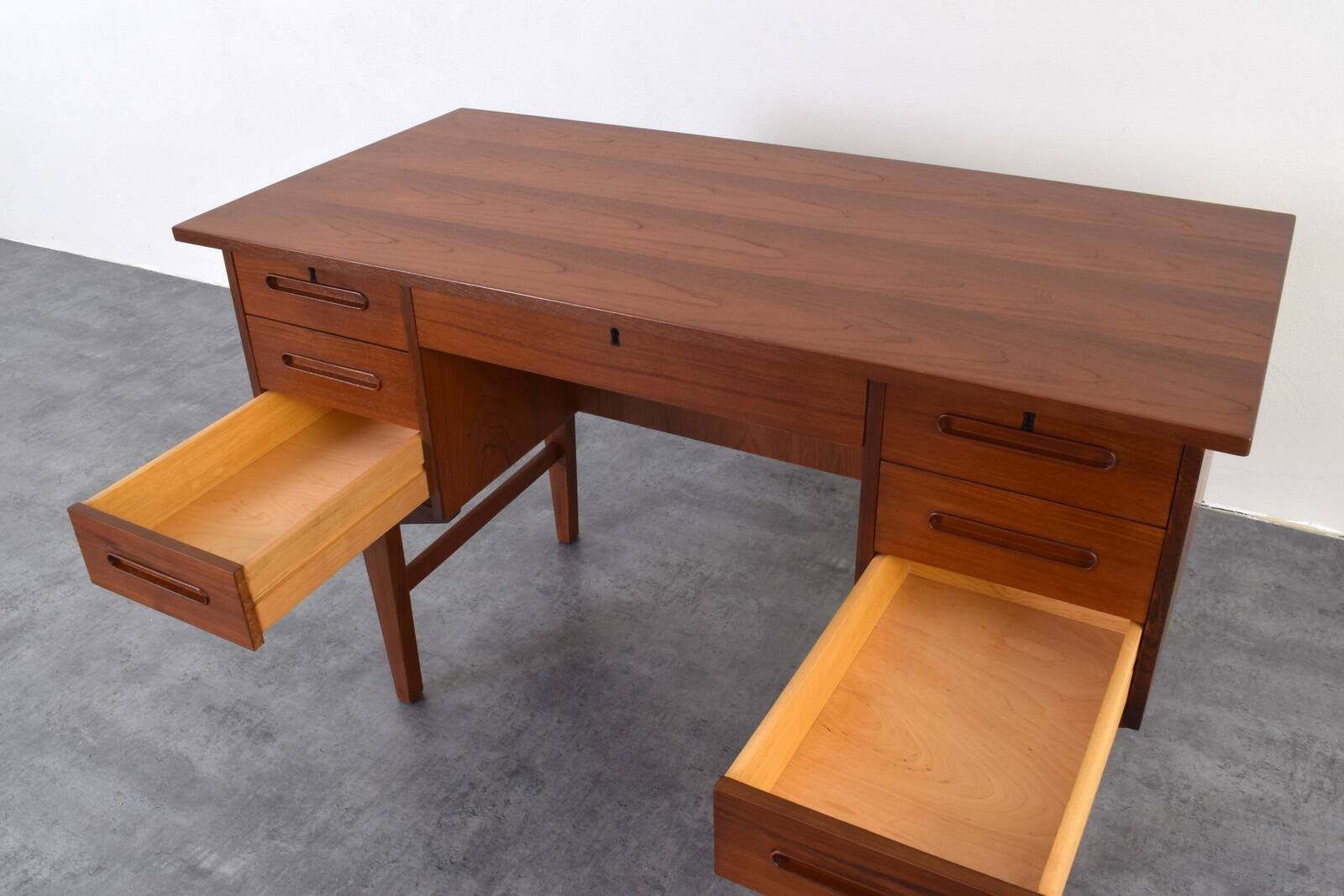 Bureau exécutif en teck danois des années 1960.
