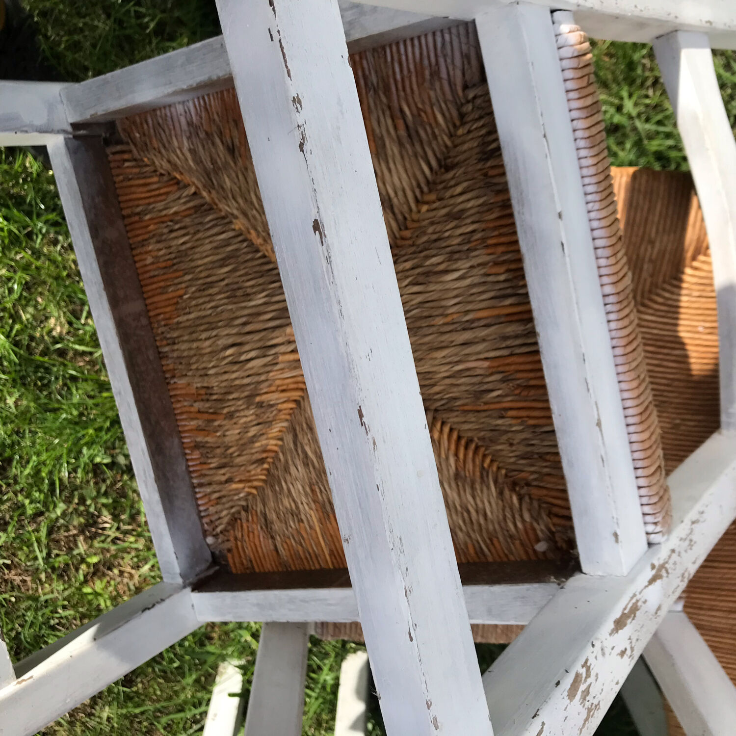 6 chaises blanches en bois assises paillées