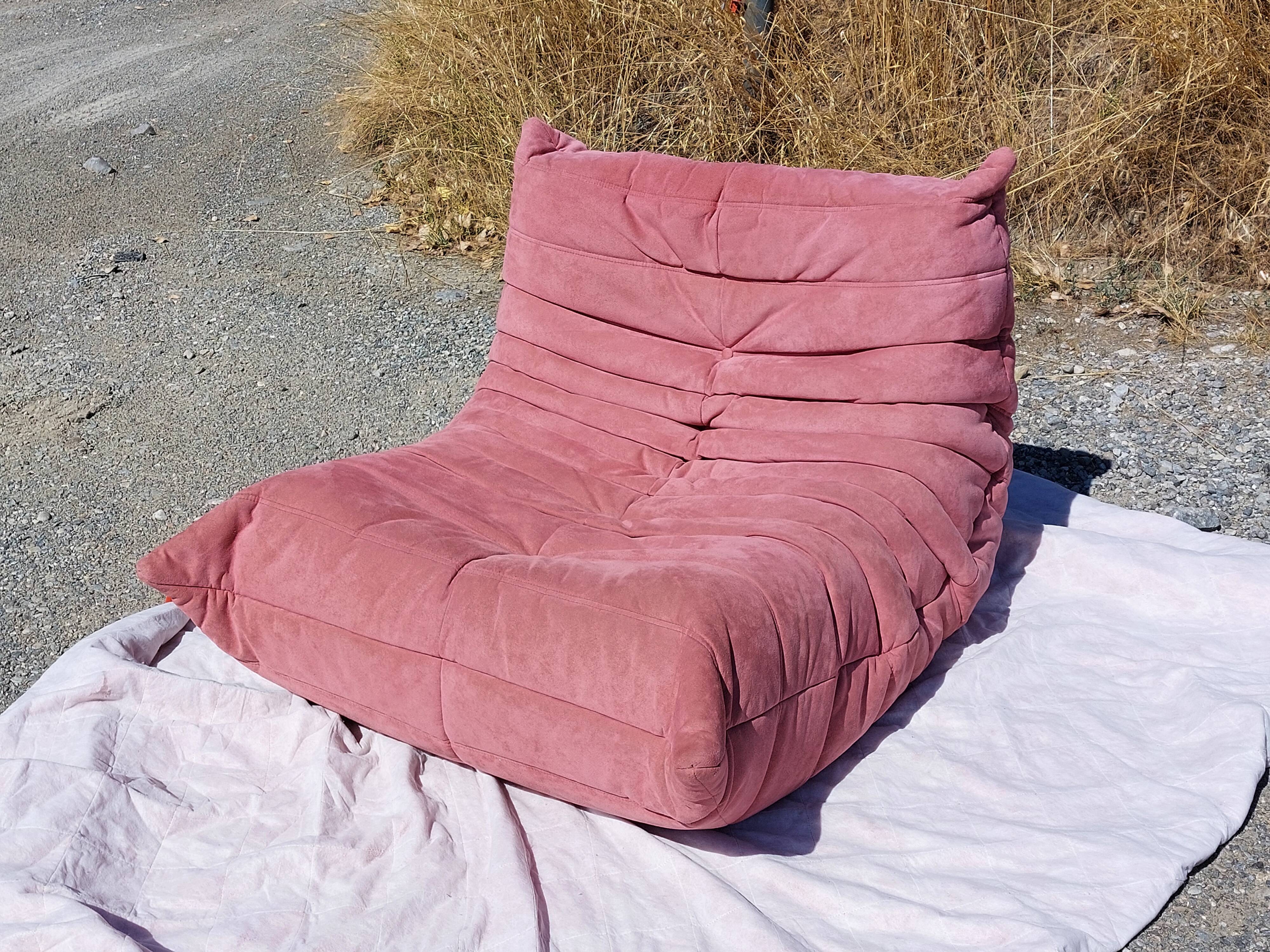 Chauffeuse Togo en velours vieux rose - Ligne Roset