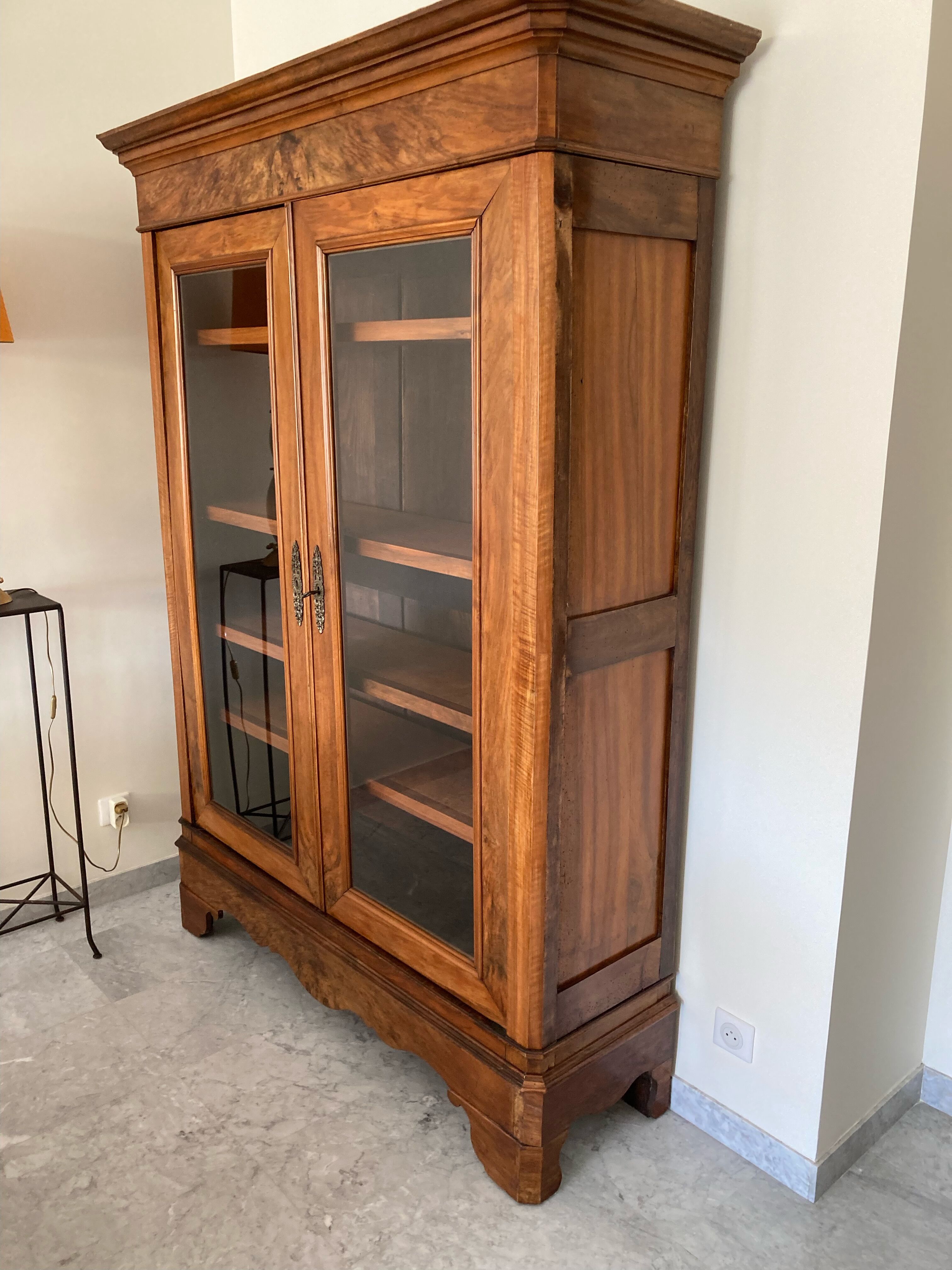 Showcase vessel or bookcase