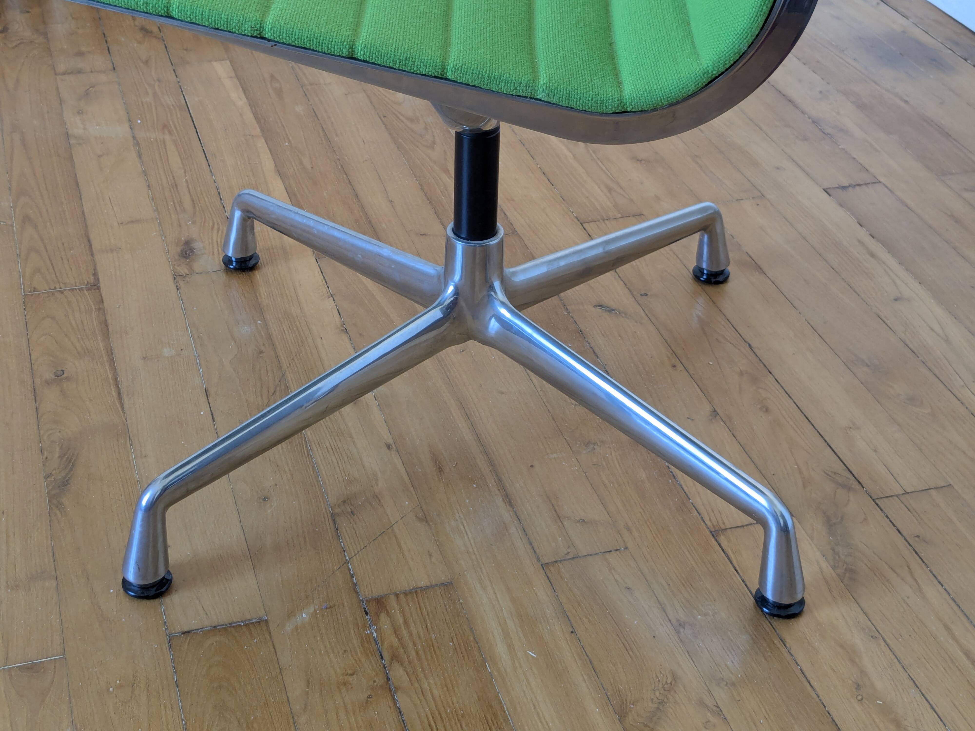 Charles Eames EA 107 swivel chair by Vitra - Green