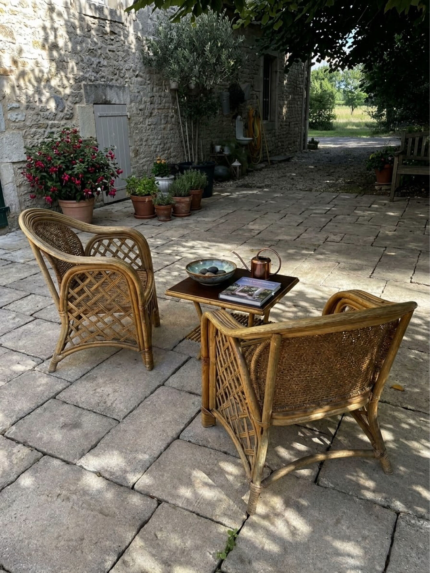 Fauteuils et table en osier