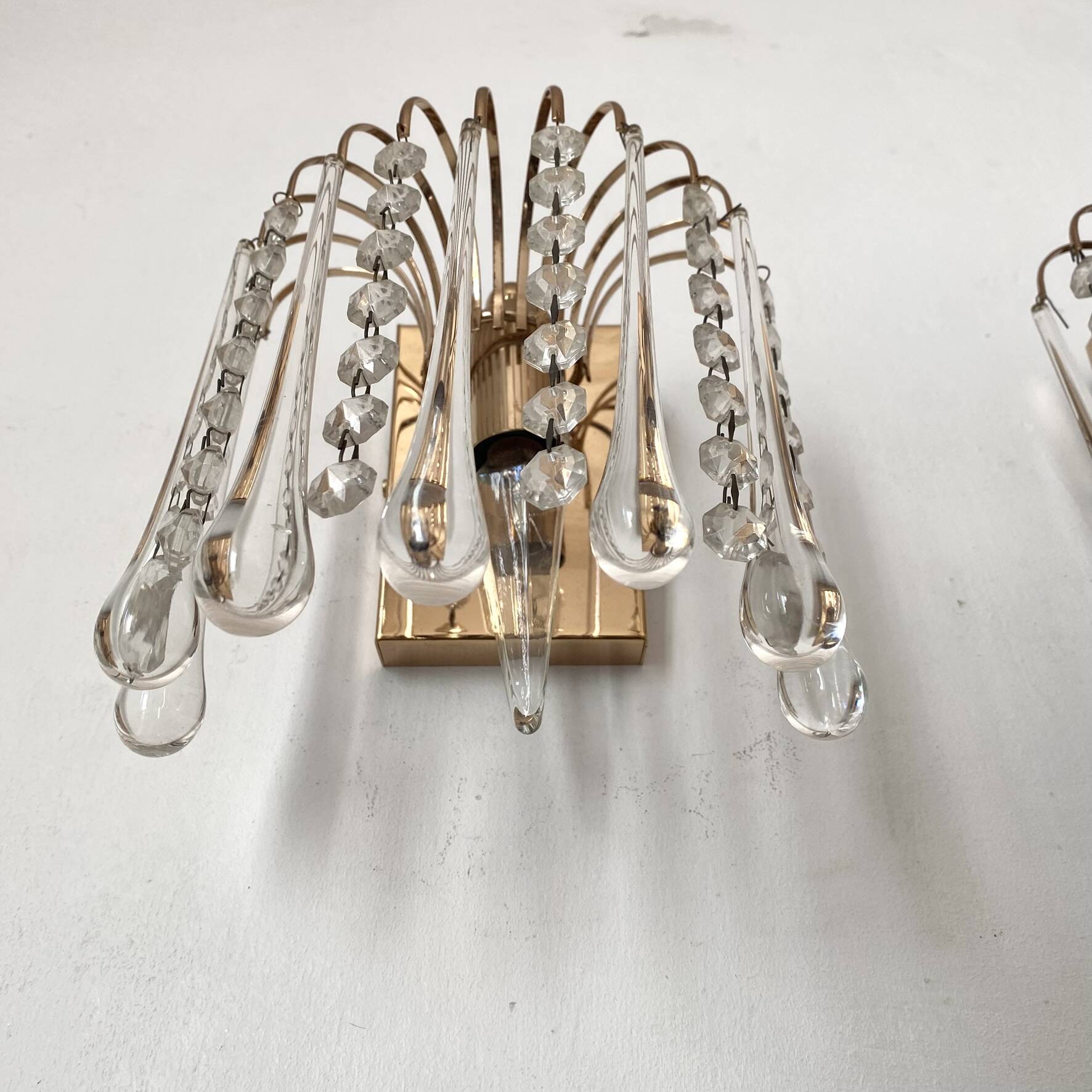 Pair of Italian wall lights Hollywood Regency with pendants and drops.