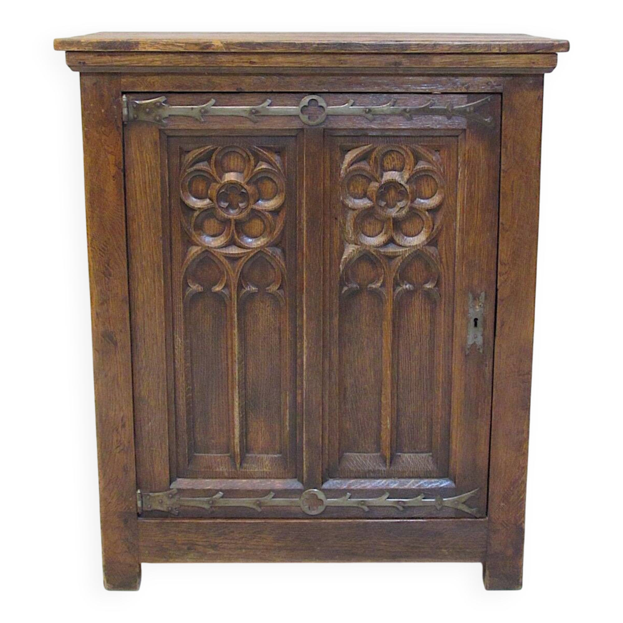 Antiqie Gothic carved oak cabinet, 1860