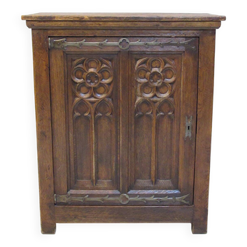 Antiqie Gothic carved oak cabinet, 1860