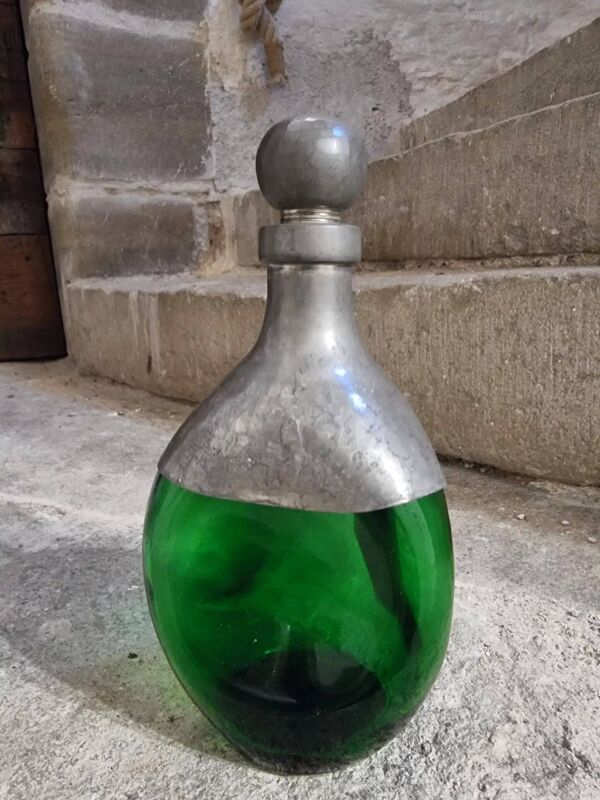 Carafe vintage française en verre vert et étain – bouteille artisanale des années 1930 avec bouchon