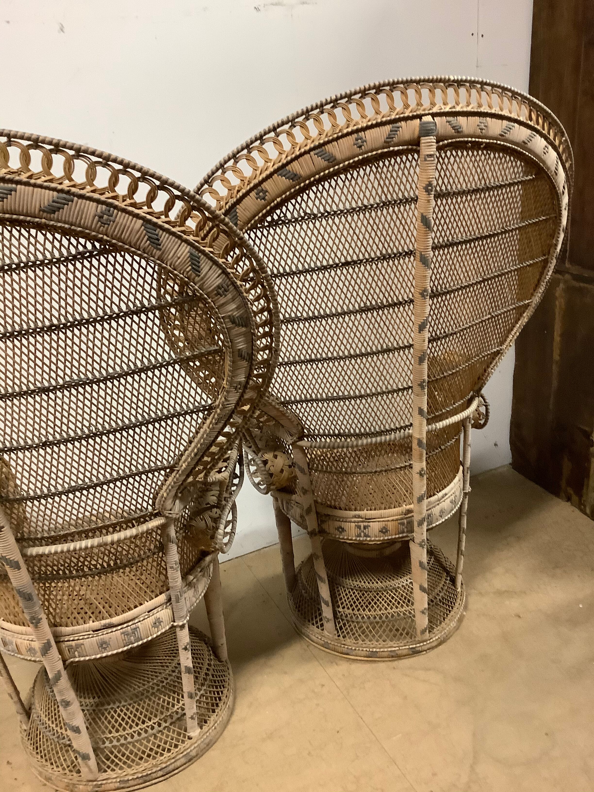 Paire de fauteuils emmanuel