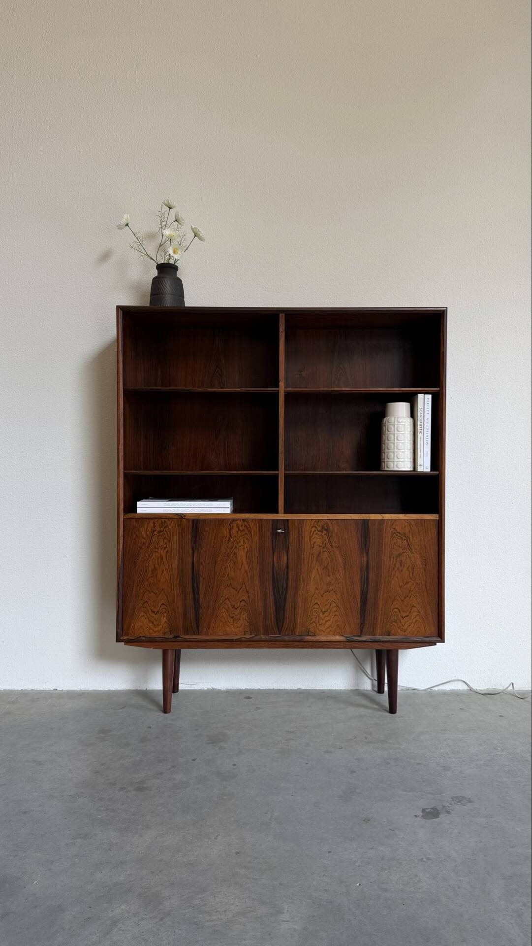 Bibliothèque vintage en palissandre avec éclairage