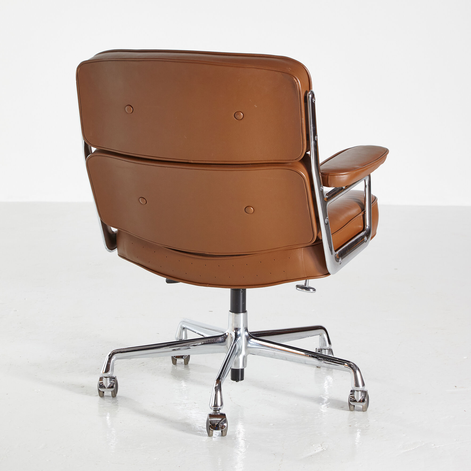 ES104 Lobby chair by Charles & Ray Eames for Vitra