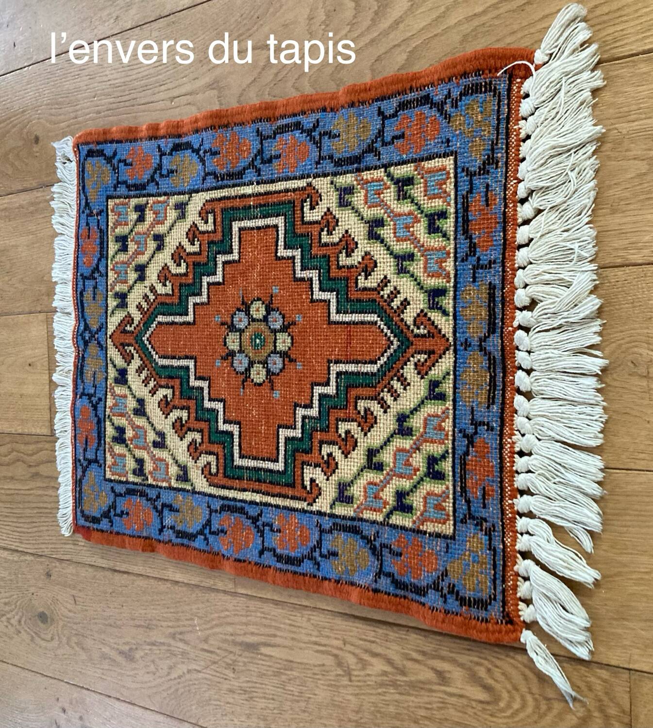 Oriental rug in hand-woven wool from the 20th century