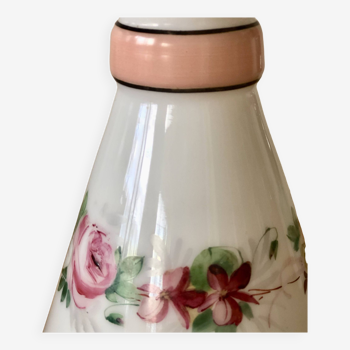 Vase en opaline blanche et décor floral