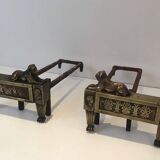 Paire de chenets d'époque Empire en bronze représentant des lions allongés