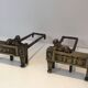 Paire de chenets d'époque Empire en bronze représentant des lions allongés