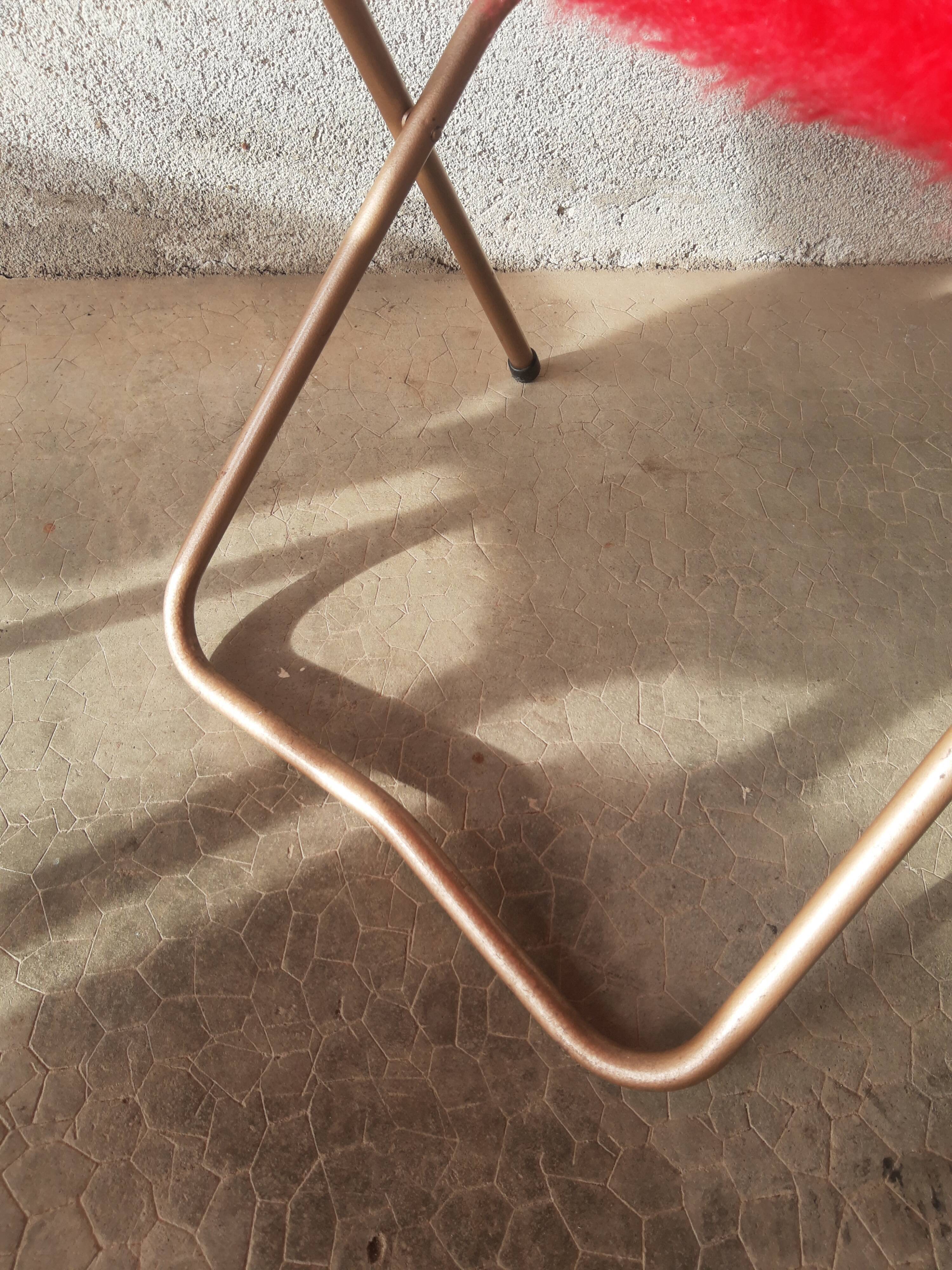 Pair of folding chairs in vintage red moumoute
