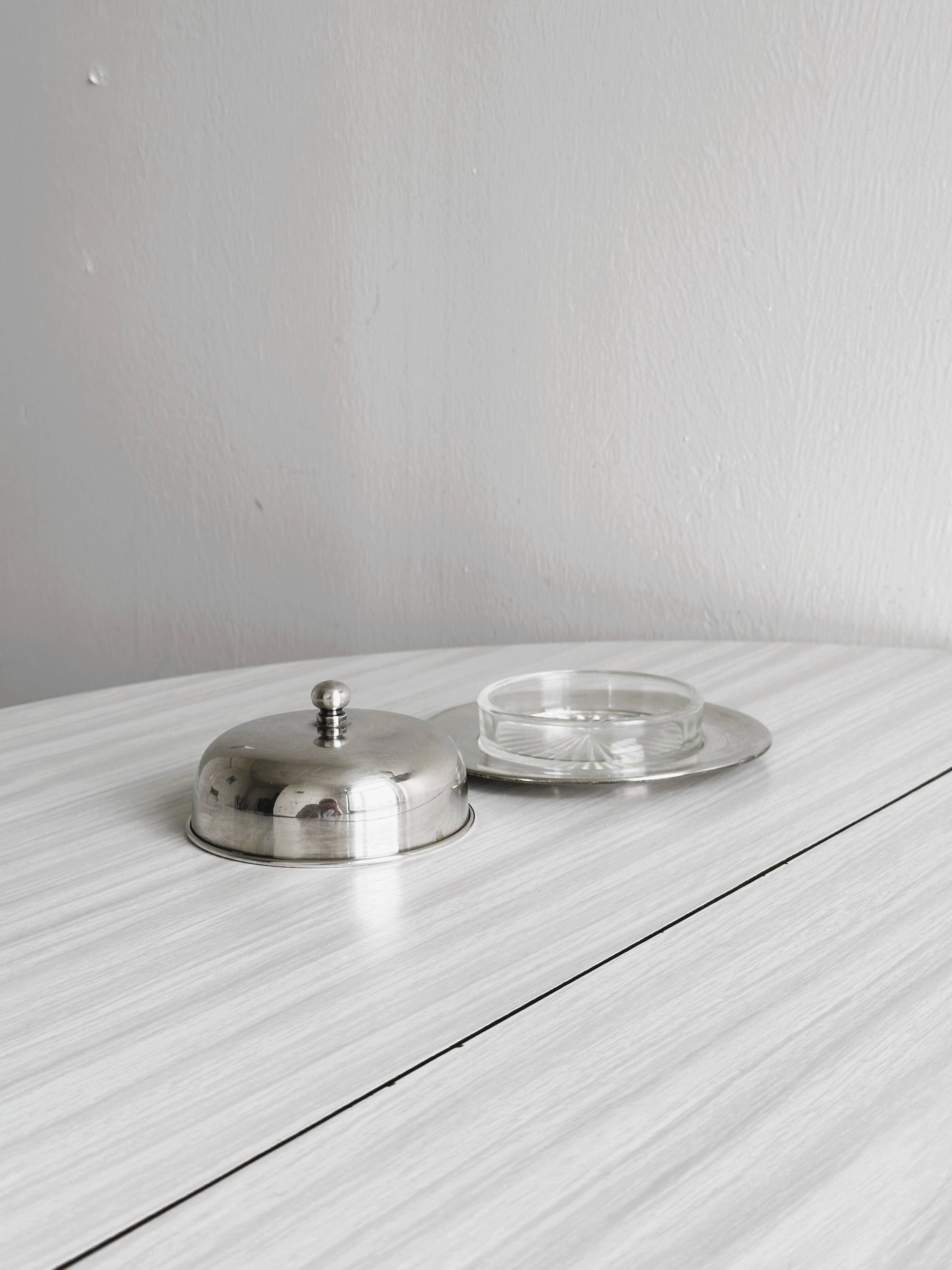 Round butter dish in silver metal