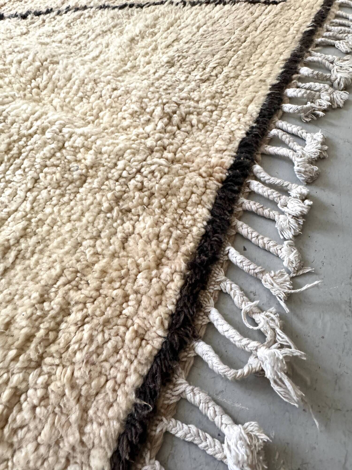 Ancient Berber rug in ecru/brown, handmade 100% virgin wool, 2m x 1.5m.