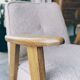Fauteuil vintage en chêne, motif bouclé « poudre rose », création de Chierowsk