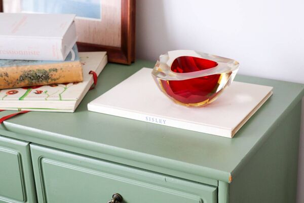 Vide-poche, cendrier en verre de Murano facetté rouge