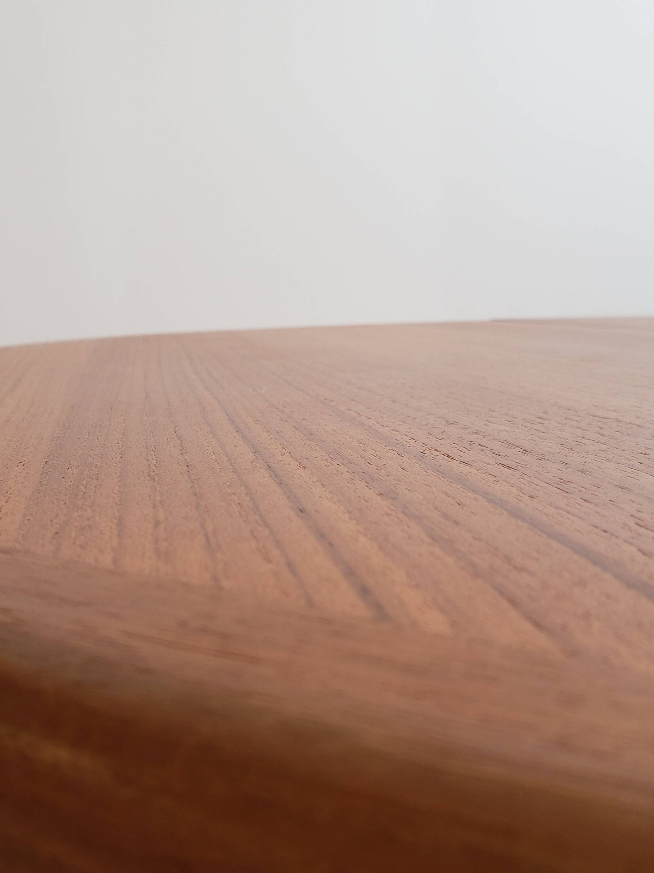 Baumann extendable round table