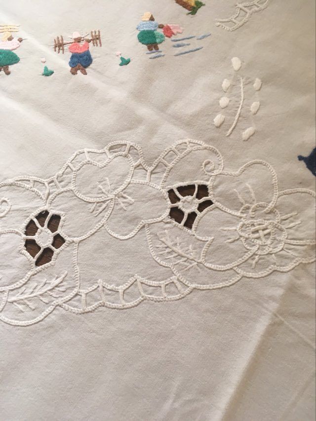 Oval tablecloth and napkins in white cotton embroidered in color