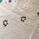 Oval tablecloth and napkins in white cotton embroidered in color