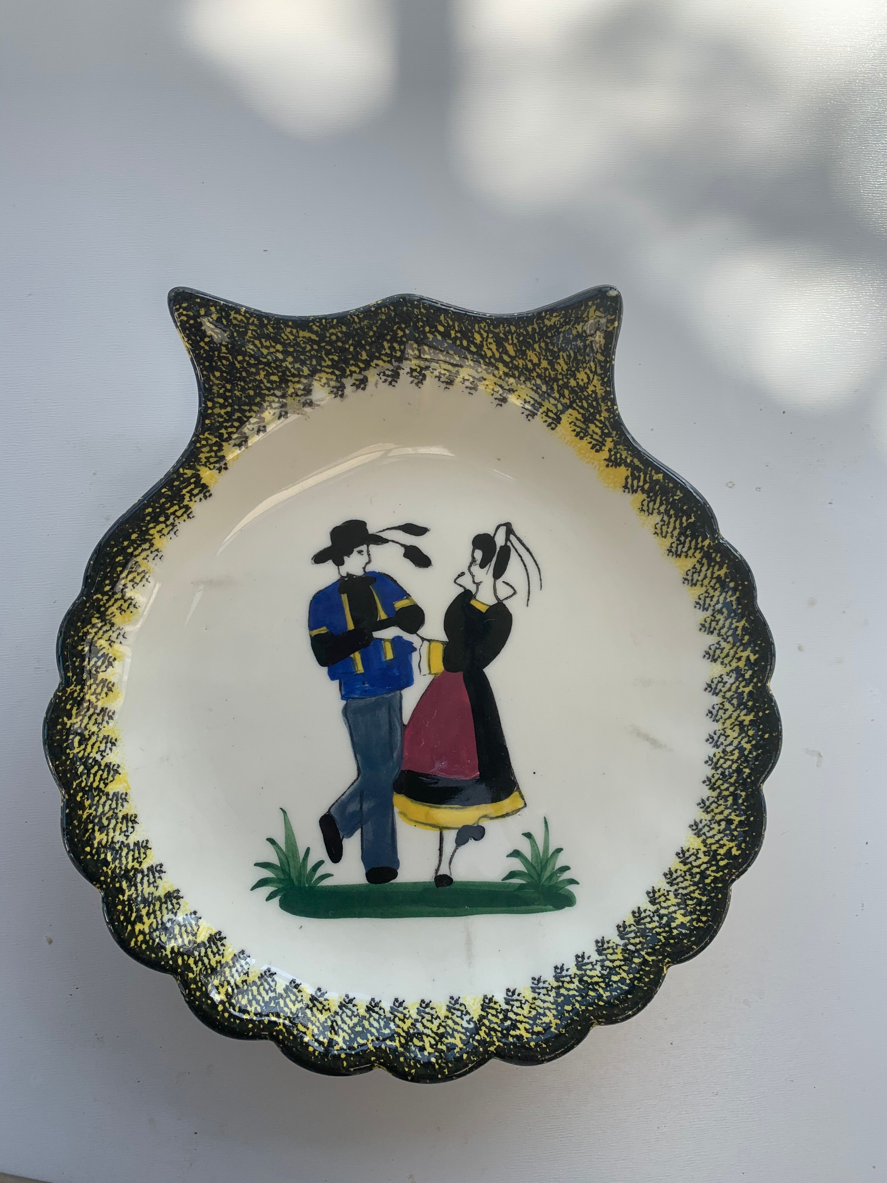 Henriot Quimper shell-shaped plate painted by vintage hand