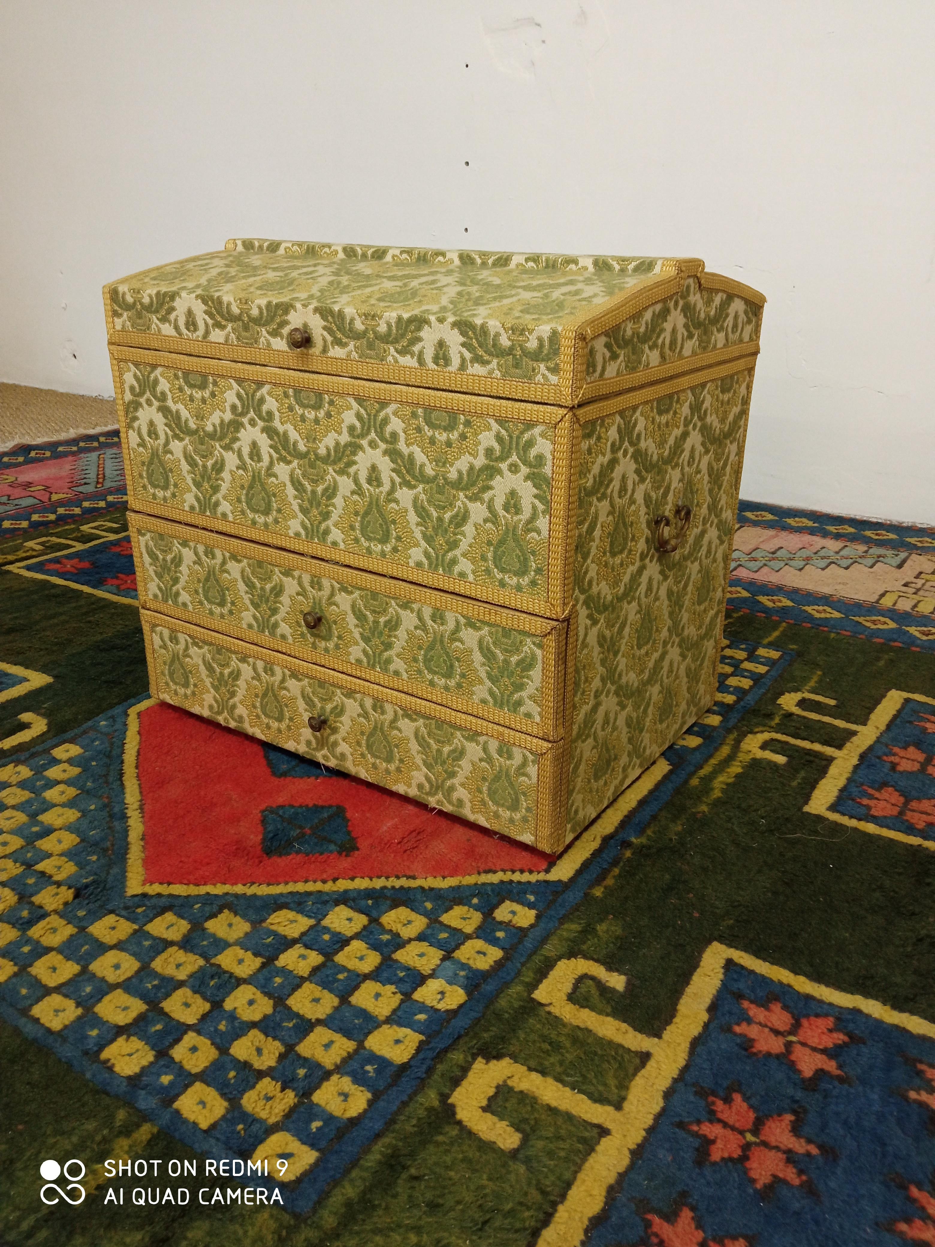 Old malle has drawers