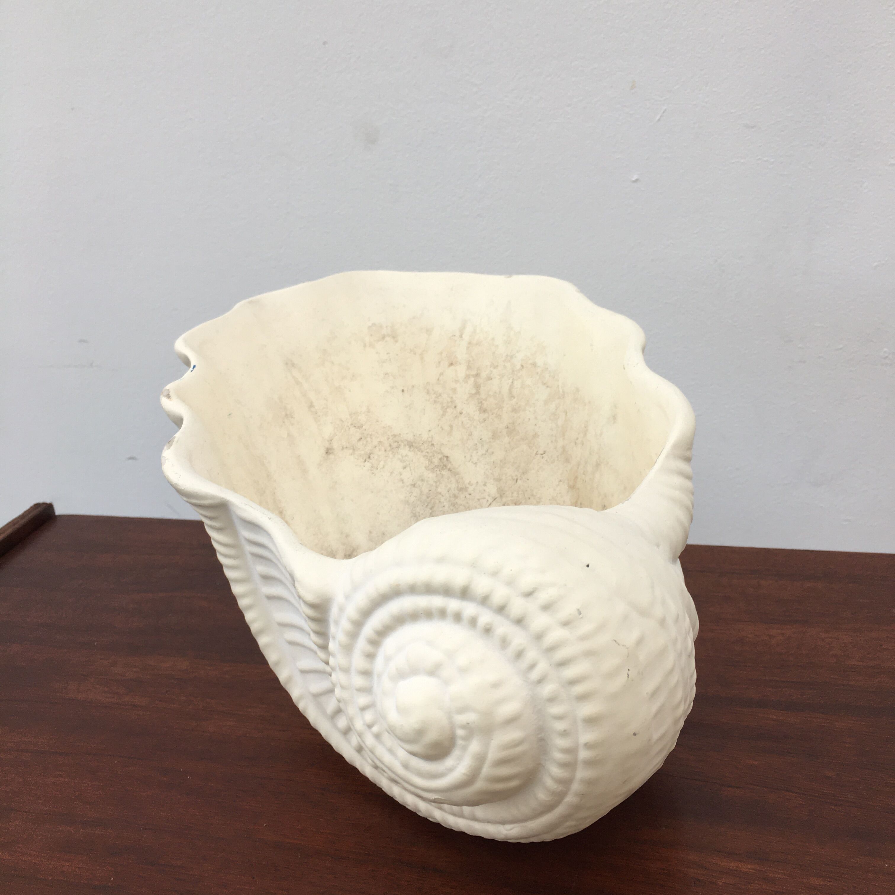 Shell-shaped pot cover in matt white ceramic