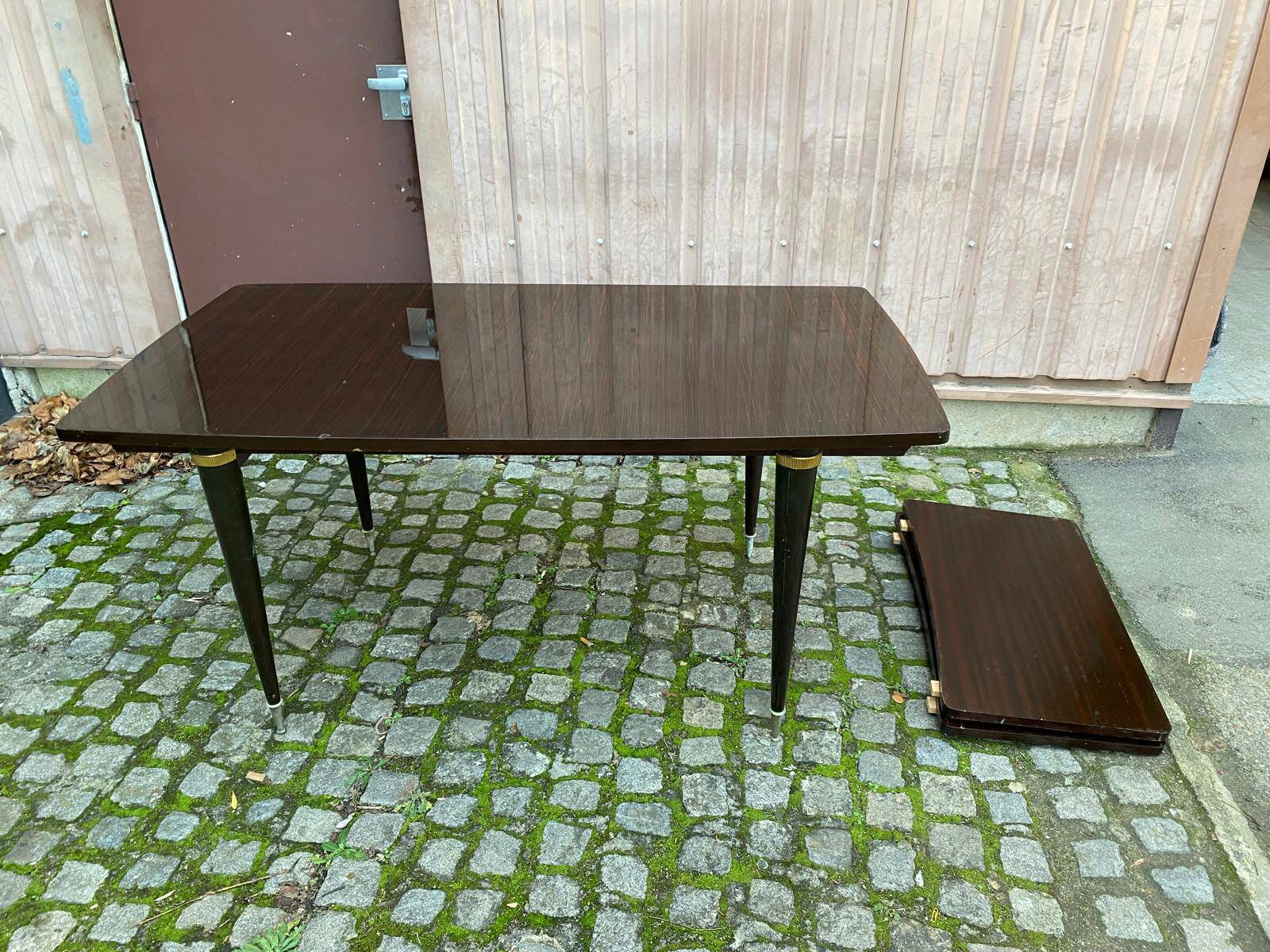 Scandinavian extendable dining table made of solid wood and rosewood effect.