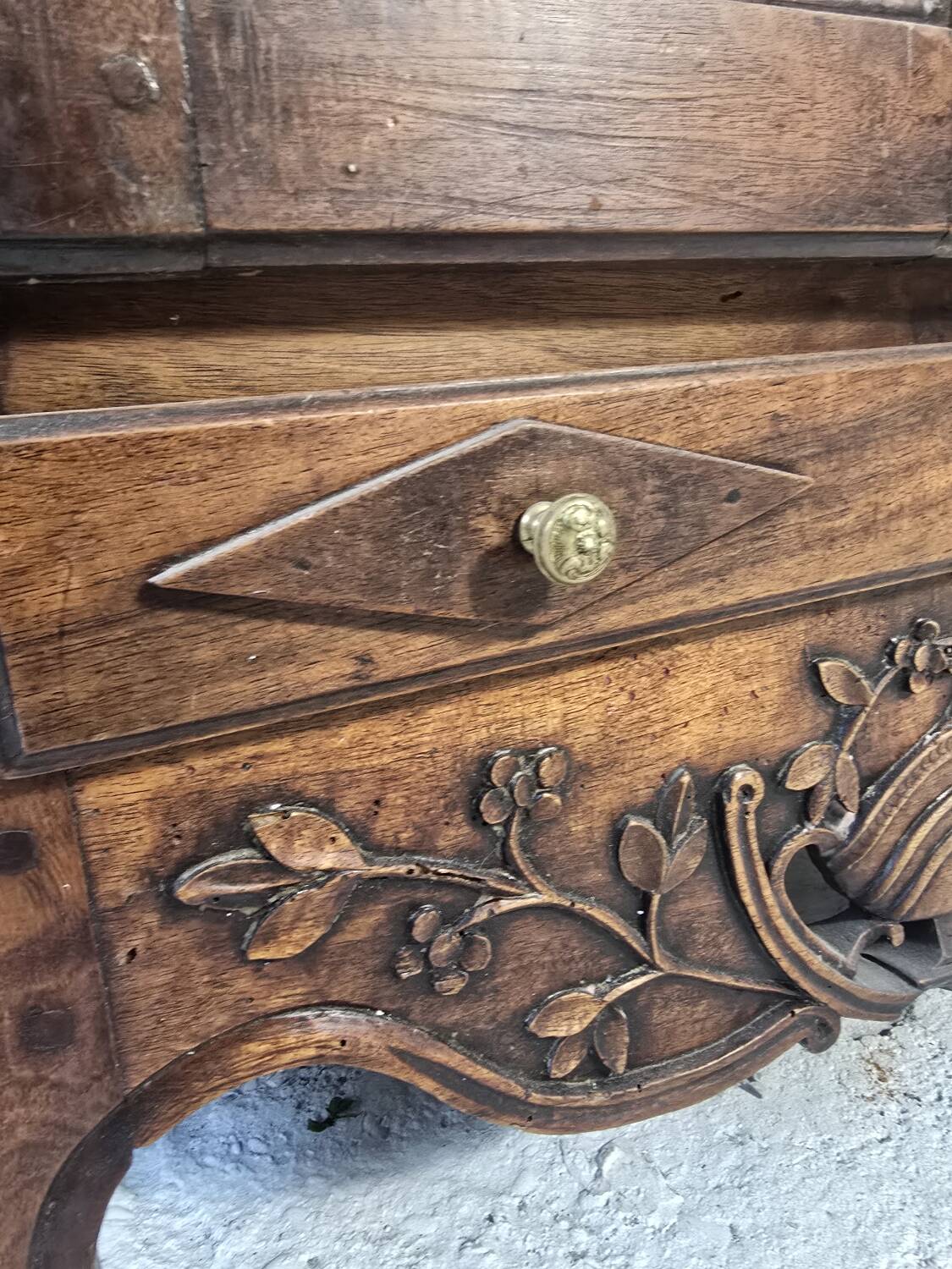 Glass-fronted walnut cabinet – 18th century – Verriau
