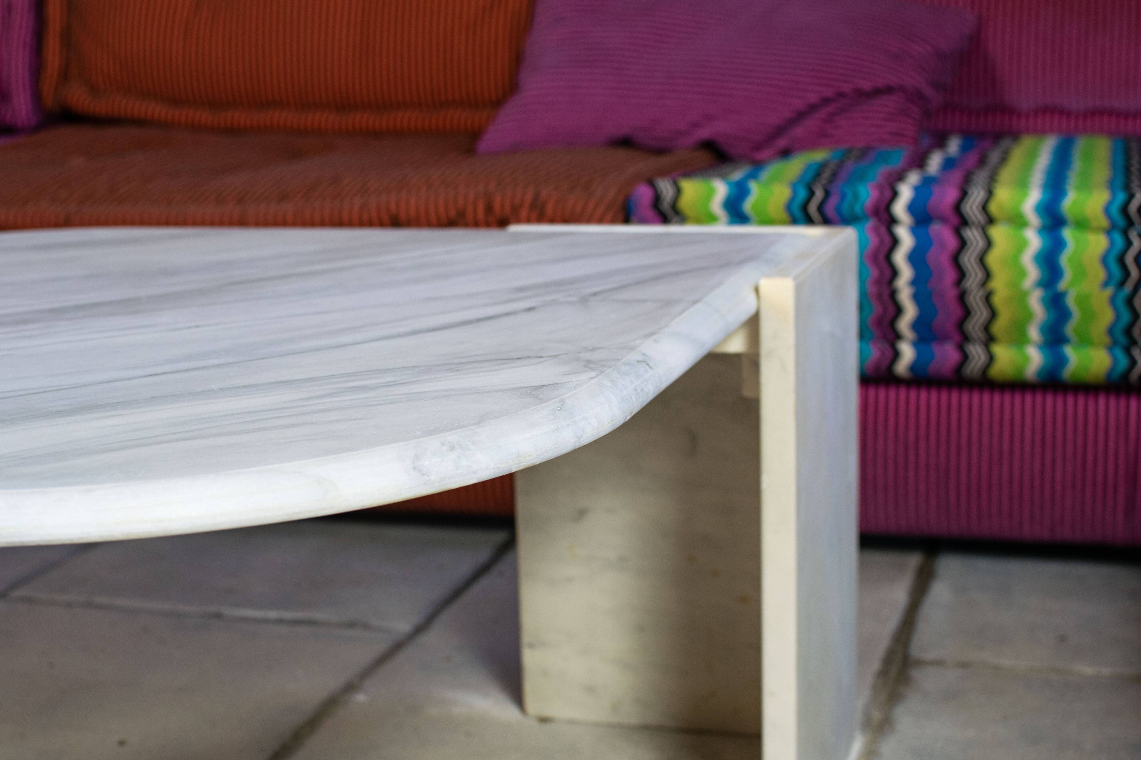 Table basse en marbre forme oeil 1970