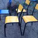 Chaises type école de couleurs