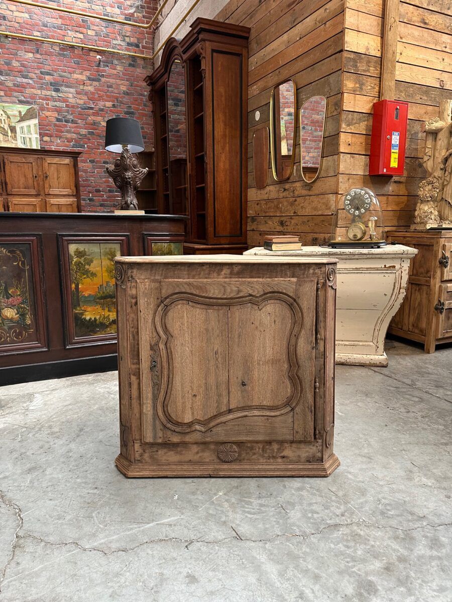 Corner cabinet in oak from the 18th century.
