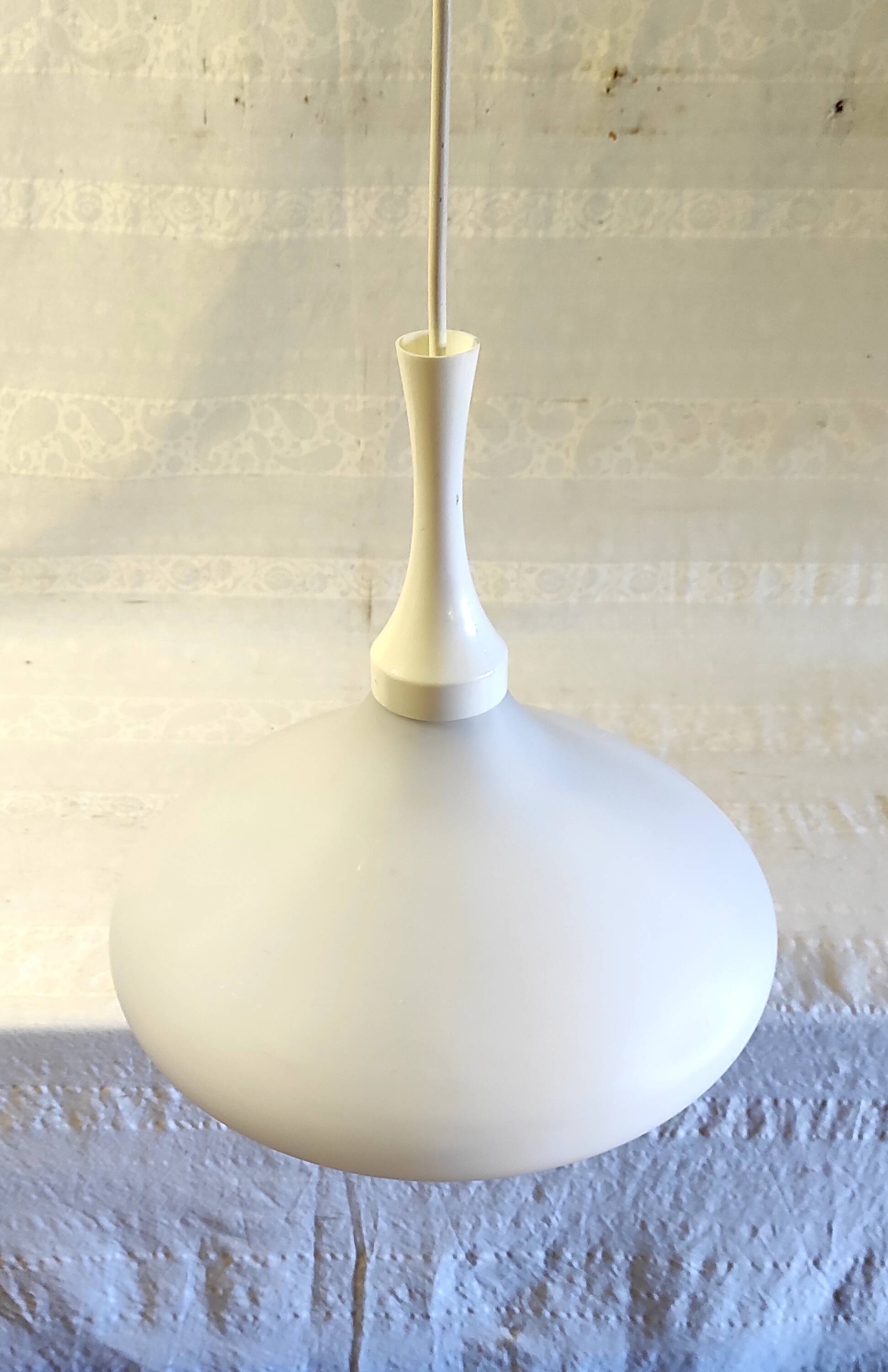 Suspension design en verre opalin - années 60/70