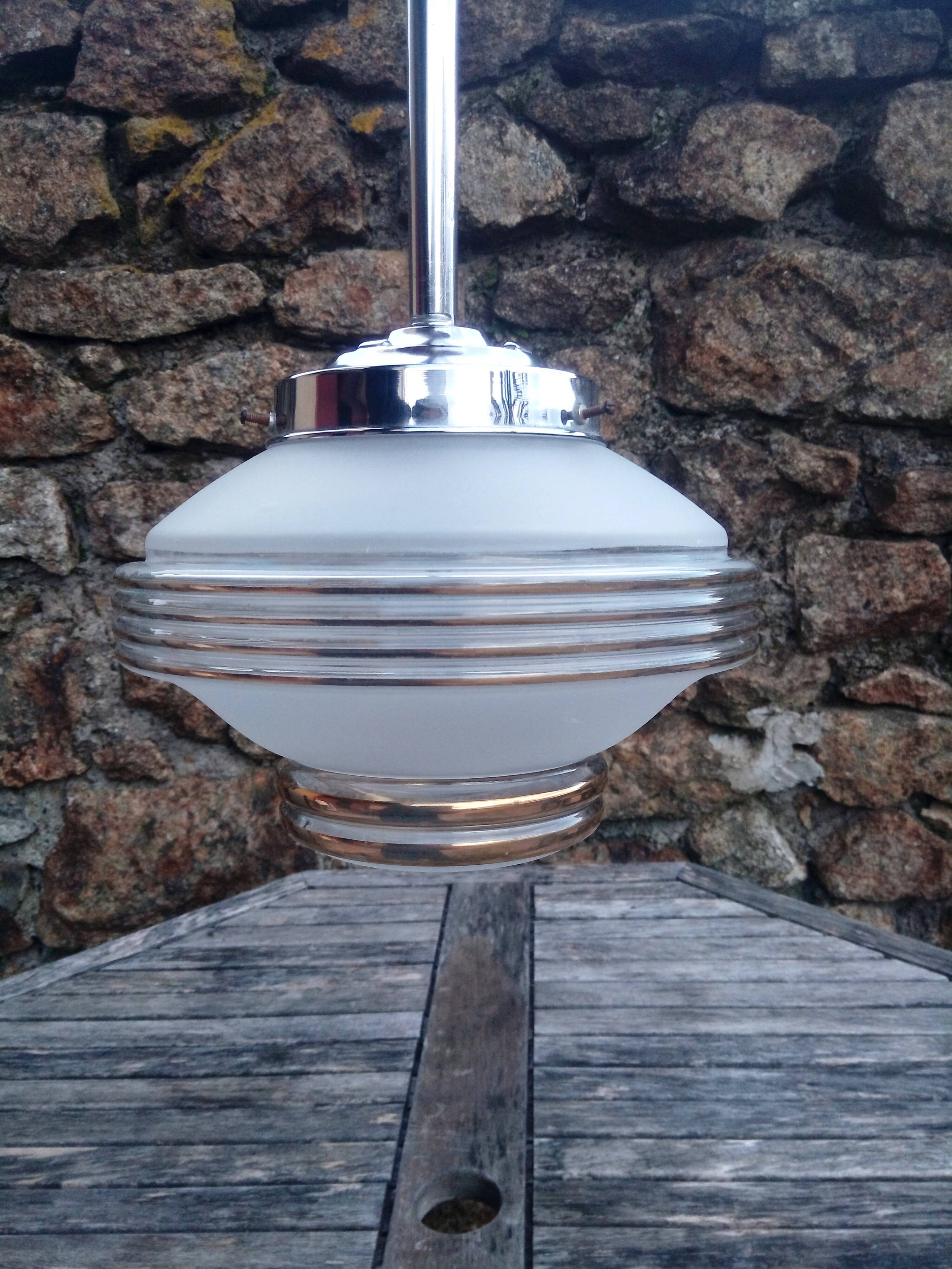 Vintage chandelier - Opaque glass globe and gold - 1950