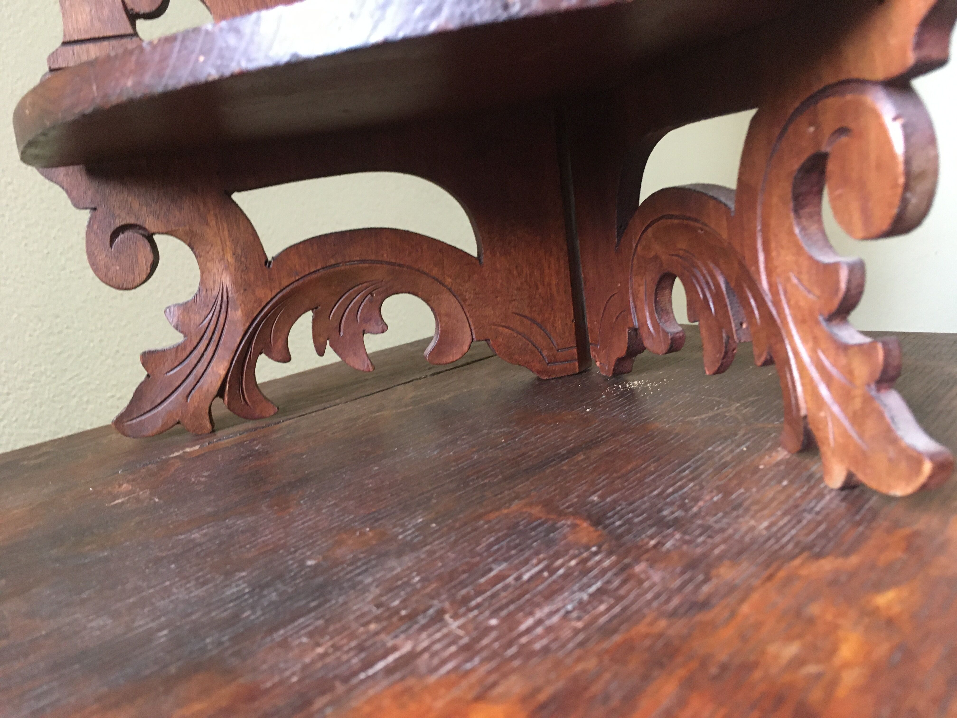 Small corner shelf in solid wood singable foldable art nouveau