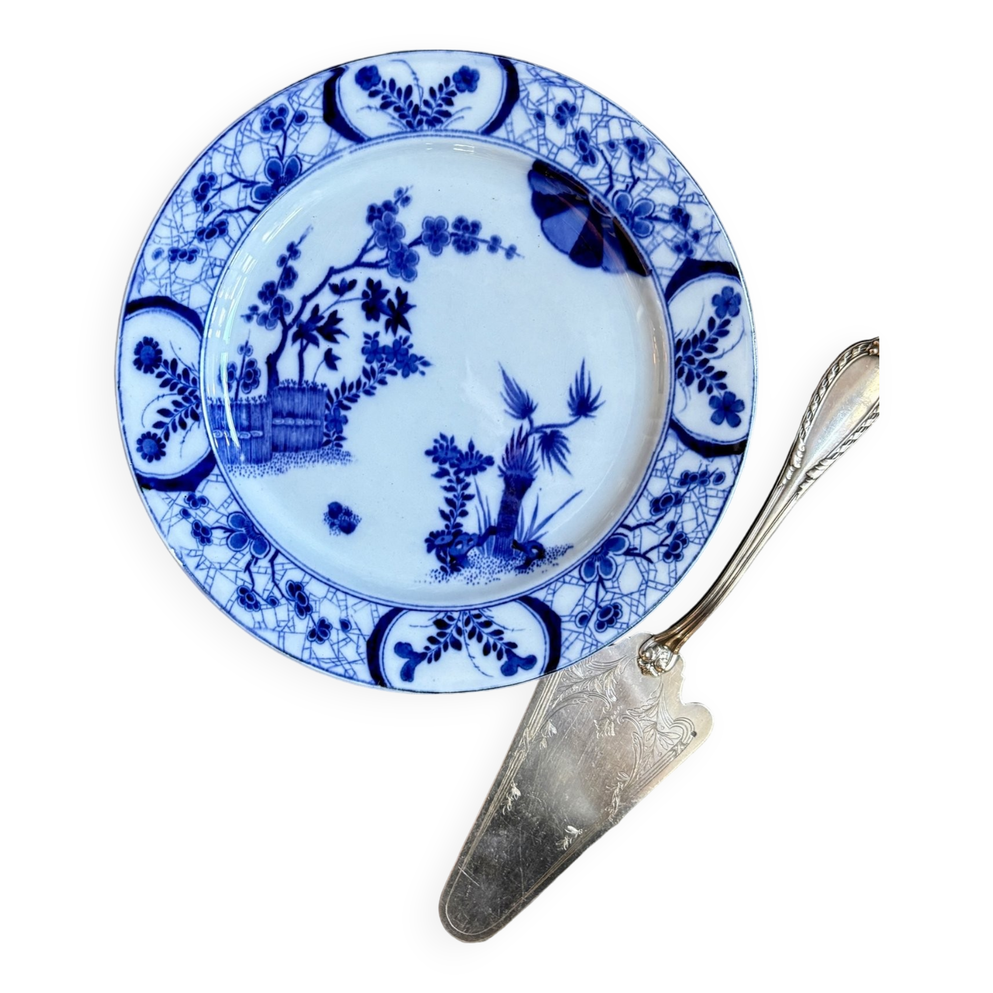 Assiette à gâteau Creil et Montereau en faïence bleue, service "Japon" vers 1895