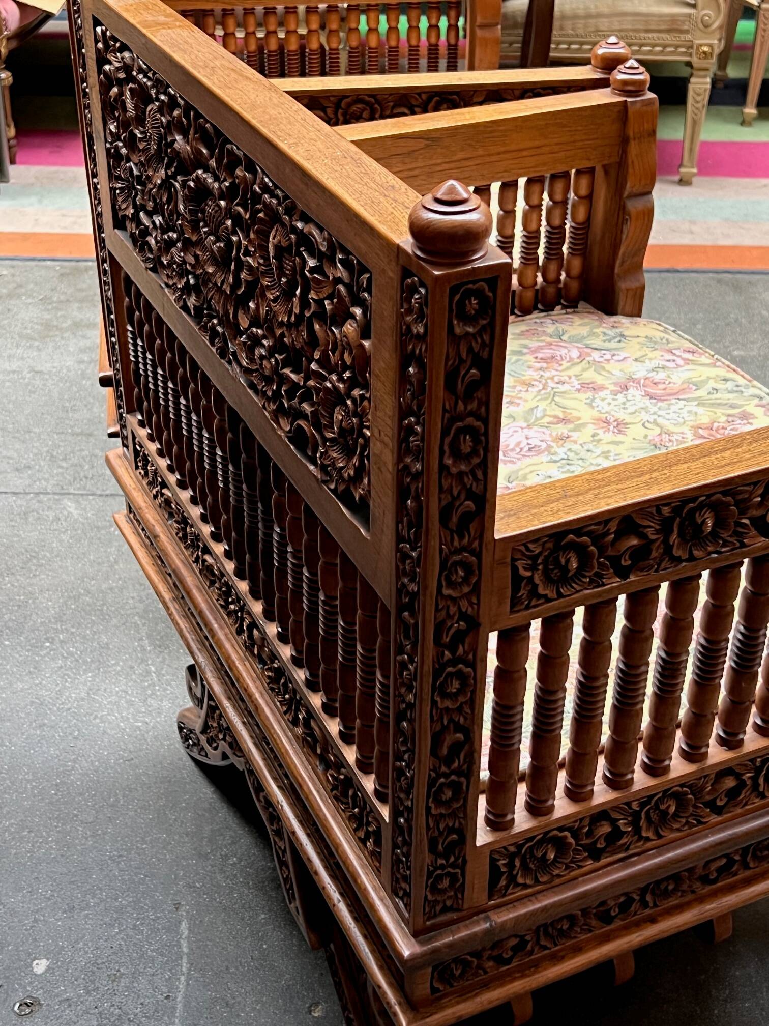 Paire de fauteuils bois, sculpté à la main