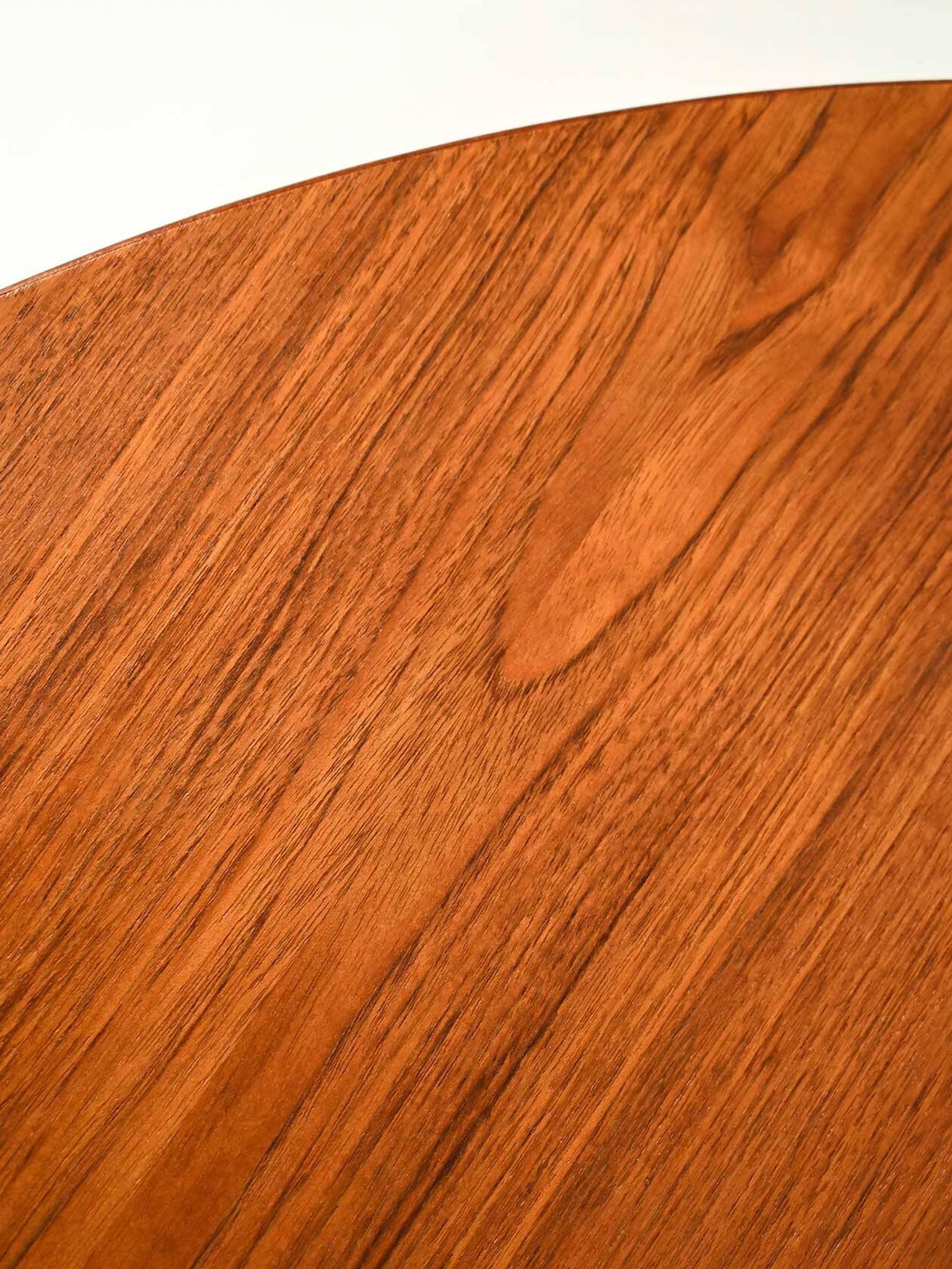 Table de salle à manger ronde scandinave des années 1960 en teck rayé