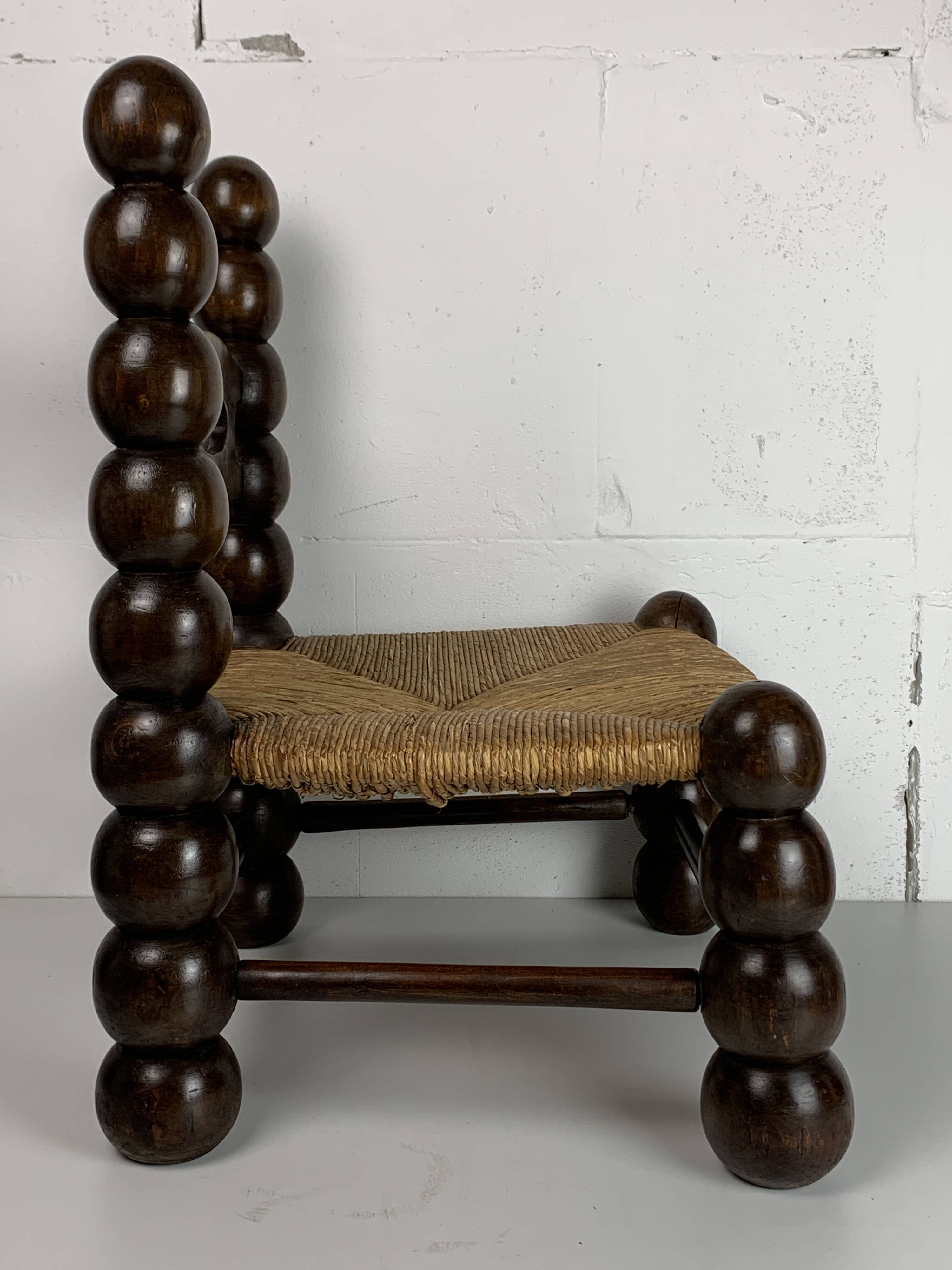 Chaise basse en bois tourné dans le style de Charles Dudouyt, France, années 1950