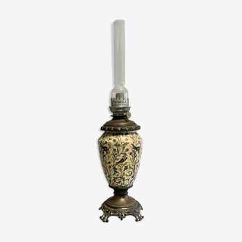 Lampe à pétrole en faïence et laiton doré vers 1850