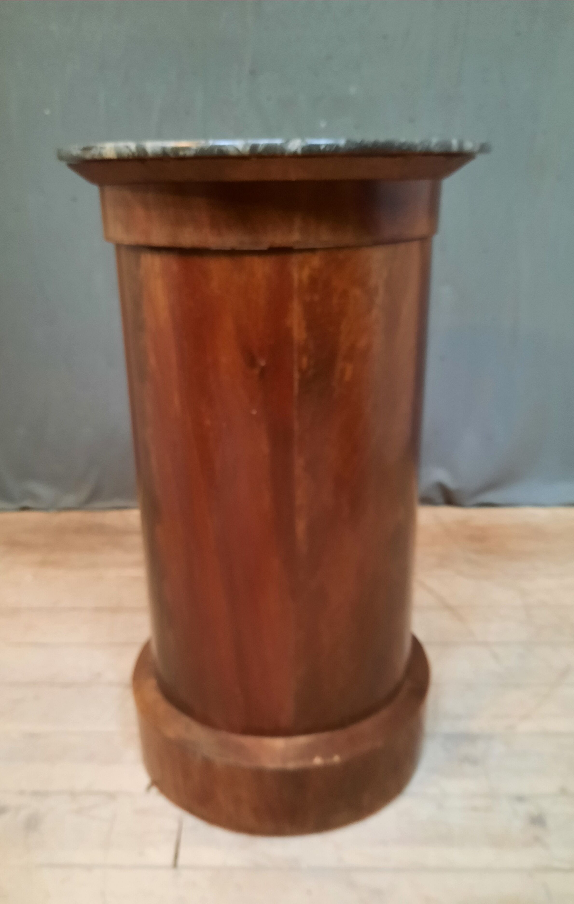 Circular mahogany selette