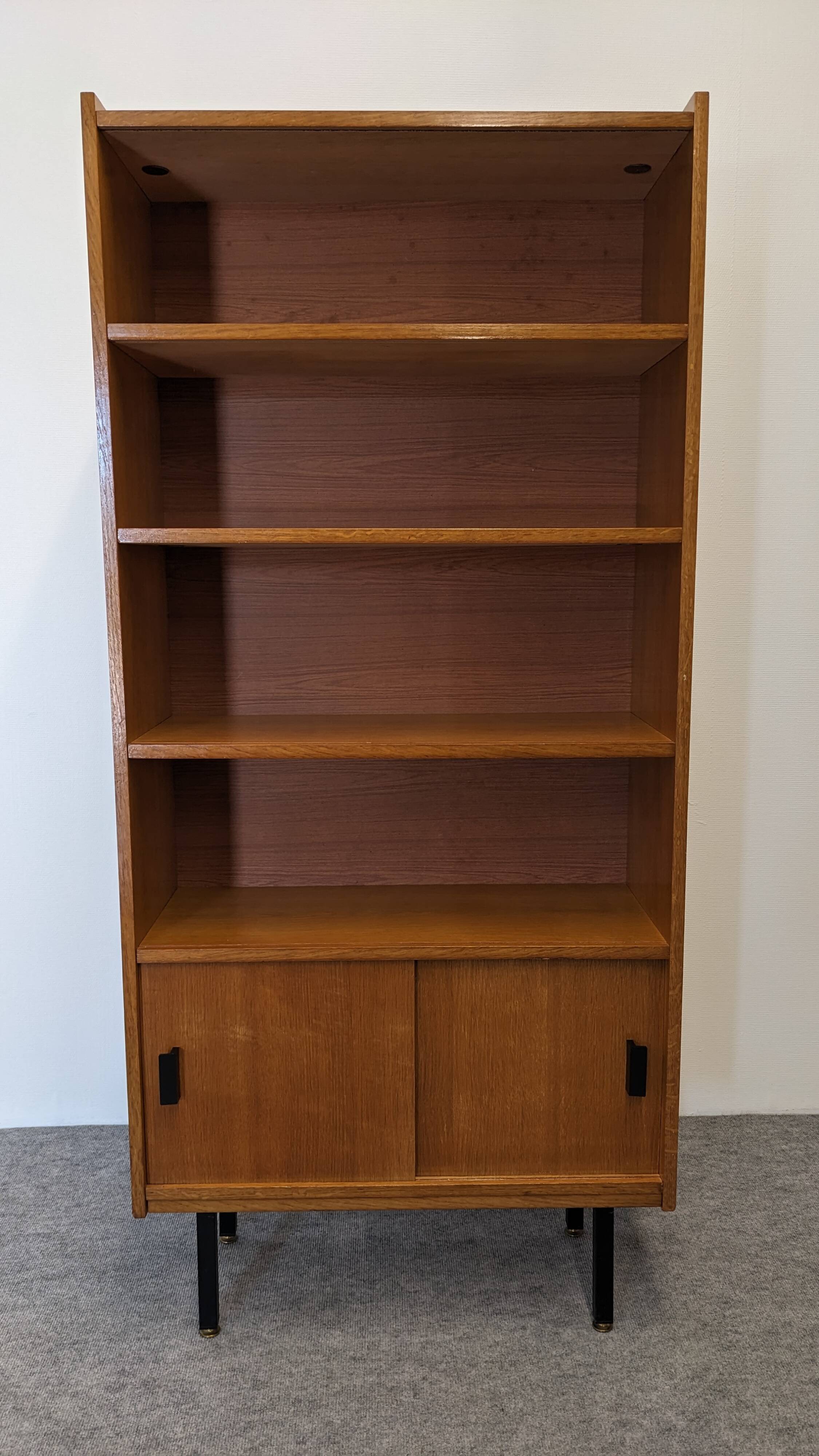 Modernist bookcase in blond oak, 1950s-1960s