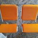 chaises oranges vintages