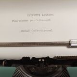 Machine à écrire Olivetti lettera 32