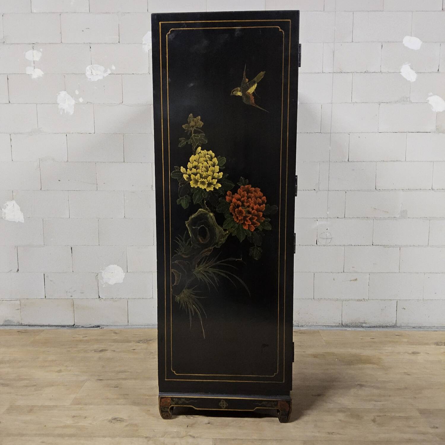 Cabinet vintage noir en laque chinoise avec fleurs et oiseaux / bohème